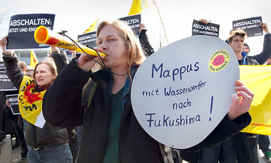 Am Dienstag demonstrierten Atomkraftgegner vor dem Bundeskanzler... Am Dienstag demonstrierten Atomkraftgegner vor dem Bundeskanzler...