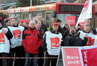 Streikende Busfahrer am Montag auf dem Betriebshof der Kieler V... Streikende Busfahrer am Montag auf dem Betriebshof der Kieler V...