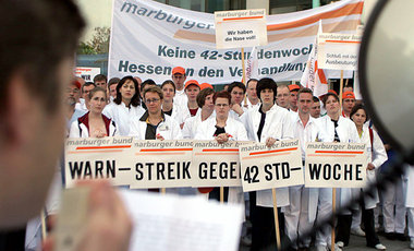 Ärzte protestierten am Montag in Gießen gegen schlechte Arbeitsb...