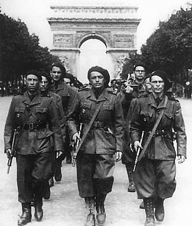 Franz&ouml;sische Milizsoldaten auf den Champs Elys&eacute;es:
&...