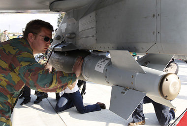 Bereit f&uuml;r den Krieg &ndash; F-16-Kampfjet mit
GBU-38-Bombe...
