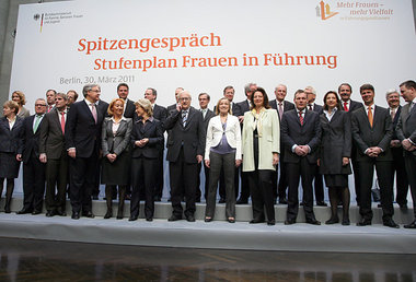 Gruppenbild mit einigen Damen beim
&raquo;Spitzengespr&auml;ch&l...