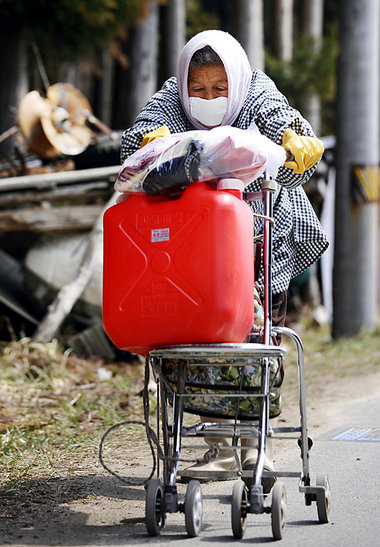 Ein Frau in Yamada versucht, irgendwo trinkbares Wasser
aufzutre...