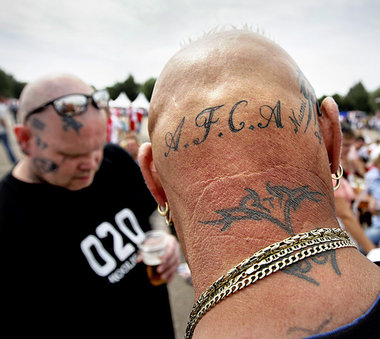 Ajax-Fans mit frisch polierter Glatze auf dem Weg ins
Stadion