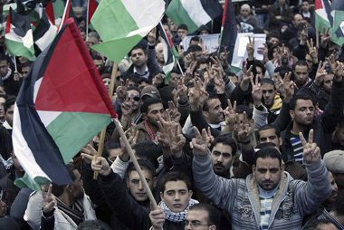Bei einer Demonstration in Ramallah im Februar forderten die
Tei... Bei einer Demonstration in Ramallah im Februar forderten die
Tei...