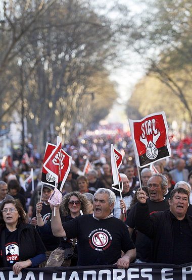 Proteste gegen viertes »Sparpaket« in Lissabon (19.
... Proteste gegen viertes »Sparpaket« in Lissabon (19.
...