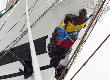 Die Galionsfigur verdeckt ihre Blöße schamhaft mit der venezolan...
