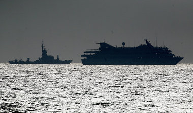 Hilfsflotte gekapert: Ein israelisches Militärschiff
eskort... Hilfsflotte gekapert: Ein israelisches Militärschiff
eskort...