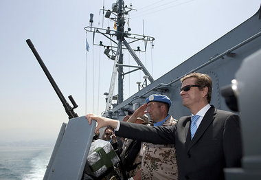 Außenminister Westerwelle (r.) bereit für die
»... Außenminister Westerwelle (r.) bereit für die
»...