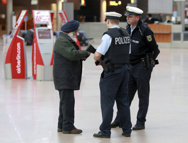 17. November 2010: Kontrolle eines Reisenden auf dem Hamburger F...