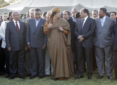 Libyens Staatschef Ghaddafi (Mitte) mit den Vermittlern der Afri...