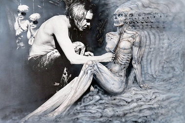 Giger beim Skelett-nach-au&szlig;en-St&uuml;lpen