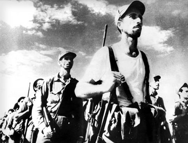 Kubanische Milizionäre marschieren am 18. April 1961 gegen die I...