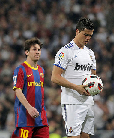 Ronaldo (r.) und Messi &uuml;berlegen gemeinsam, in welchem Tor ...