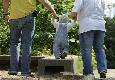Vom Niedriglohnjob eine Familie ernähren: Neue deutsche Nor... Vom Niedriglohnjob eine Familie ernähren: Neue deutsche Nor...