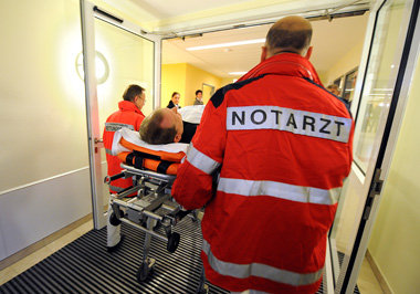Noch in Arbeit: Rettungssanitäter vor der Notaufnahme der A... Noch in Arbeit: Rettungssanitäter vor der Notaufnahme der A...