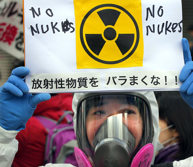 »Stoppt die Verbreitung radioaktiver Substanzen!« – Demonstrant ...