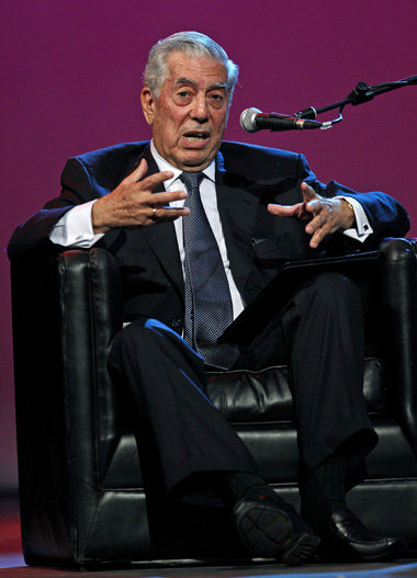 Ganz in Leder: Literaturnobelpreistr&auml;ger Vargas Llosa