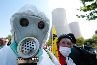 Teilnehmer der Massenproteste gegen Atompolitik am Ostermontag i... Teilnehmer der Massenproteste gegen Atompolitik am Ostermontag i...