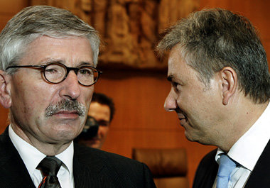 Noch immer in einer Partei: Thilo Sarrazin (l.) mit Berlins Regi... Noch immer in einer Partei: Thilo Sarrazin (l.) mit Berlins Regi...