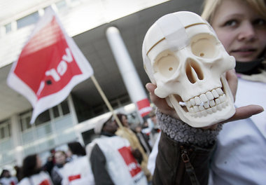 Demonstration f&uuml;r h&ouml;here L&ouml;hne im Gesundheitswese...