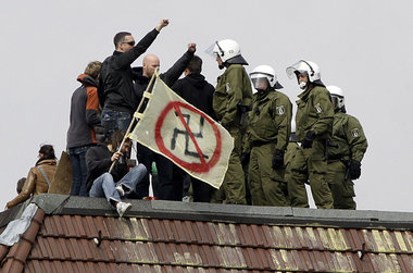 1. Mai 2010: Polizei r&amp;auml;umt in Berlin ein von Antifaschi...