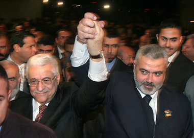 Pal&auml;stinenser-Pr&auml;sident Mahmud Abbas (l.) und Hamas-F&...