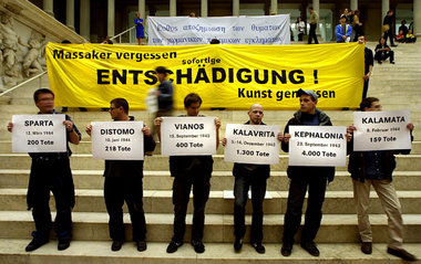Griechische Mahnwache im Juni 2002 in Berlin Griechische Mahnwache im Juni 2002 in Berlin