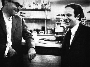 Lieber Champagner oder Bier? Godard (l.) und Truffaut an der Bar... Lieber Champagner oder Bier? Godard (l.) und Truffaut an der Bar...