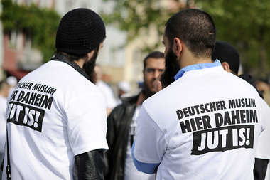 Bestens integriert – Muslime gegen Neonazis im September 2009 in... Bestens integriert – Muslime gegen Neonazis im September 2009 in...