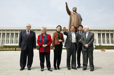 Für Kim Jong Il hat es nicht gereicht: Carter und seine Entourag... Für Kim Jong Il hat es nicht gereicht: Carter und seine Entourag...