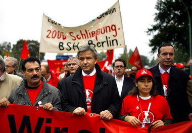 Arbeiterführer Wowereit (M.) und Wolf (r.) in Aktion