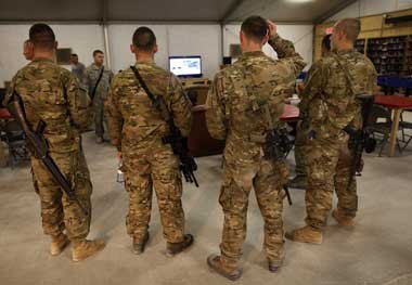US-Soldaten im afghanischen Kandahar verfolgen im Fernsehen die ... US-Soldaten im afghanischen Kandahar verfolgen im Fernsehen die ...