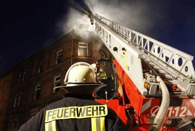 Brandbek&auml;mpfung in Ludwigshafen: Feuerwehrleute machen eine...