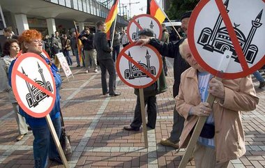 Nein zum Moscheebau – Aufmarsch der rechten Bewegung »pro Köln« ...