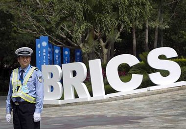 Konferenz der Aufsteiger: Polizist bewacht Zufahrt zum BRICS-Gip...