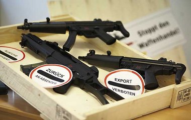 Return to sender: Detailungetreue Waffenattrappen wurden zum Auf...