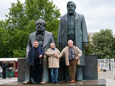 Fünf Freunde des Fortschritts: Rudi Kurz (Bildmitte) mit dem Dra... Fünf Freunde des Fortschritts: Rudi Kurz (Bildmitte) mit dem Dra...