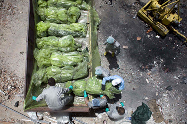 Ghaddafi-Anhänger in Müllsäcken: Leichenbergung in Misurata am 4...