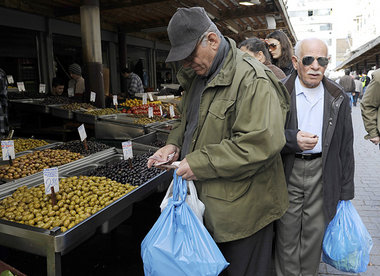 Reicht es noch? Renter auf dem Athener Zentralmarkt beim Lebensm...