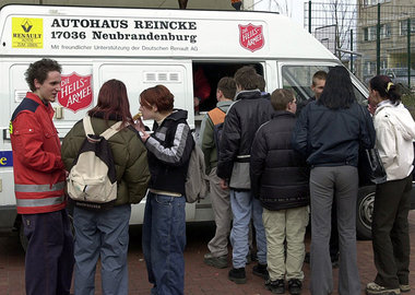 Schulessen zu teuer: Einsatzwagen der Heilsarmee vor einer Berli...