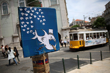 Kleine Fische und der Euro-Hai: Plakat am 1. Mai in Lissabon geg...