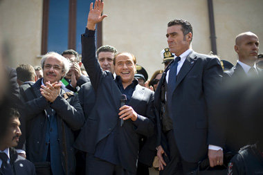 Italiens Premier Silvio Berlusconi am 30. März auf der Insel Lam... Italiens Premier Silvio Berlusconi am 30. März auf der Insel Lam...