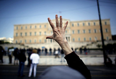 Keine Rettung von oben: Protest vor dem griechischen Parlament b... Keine Rettung von oben: Protest vor dem griechischen Parlament b...