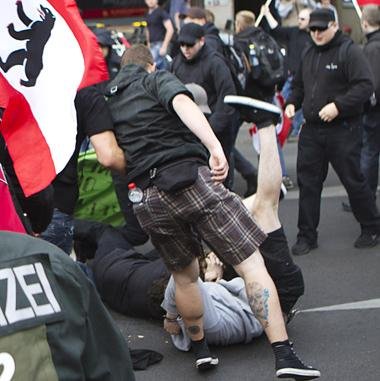 Neonazischläger greifen unter den Augen der Polizei Sitzblockier...