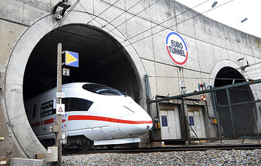 Deutscher ICE f&auml;hrt durch den Eurotunnel unterm &Auml;rmelk...