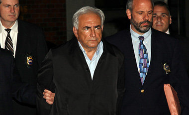 Dominique Strauss-Kahn wird in New York von Polizeibeamten abgef... Dominique Strauss-Kahn wird in New York von Polizeibeamten abgef...