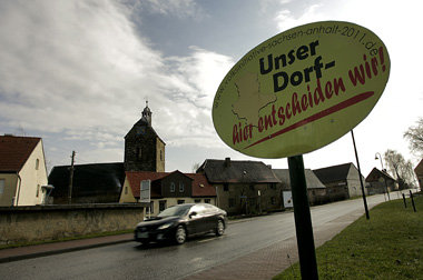 Protestschild in Angersdorf im Saalekreis, Sachsen-Anhalt (M&aum... Protestschild in Angersdorf im Saalekreis, Sachsen-Anhalt (M&aum...