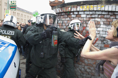 Berlin-Kreuzberg am vergangenen Samstag: Zwei behelmte Poliziste... Berlin-Kreuzberg am vergangenen Samstag: Zwei behelmte Poliziste...