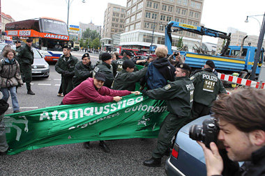 Blockadeaufl&amp;ouml;sung auf Berliner Art: Atomlobbyisten mu&a...